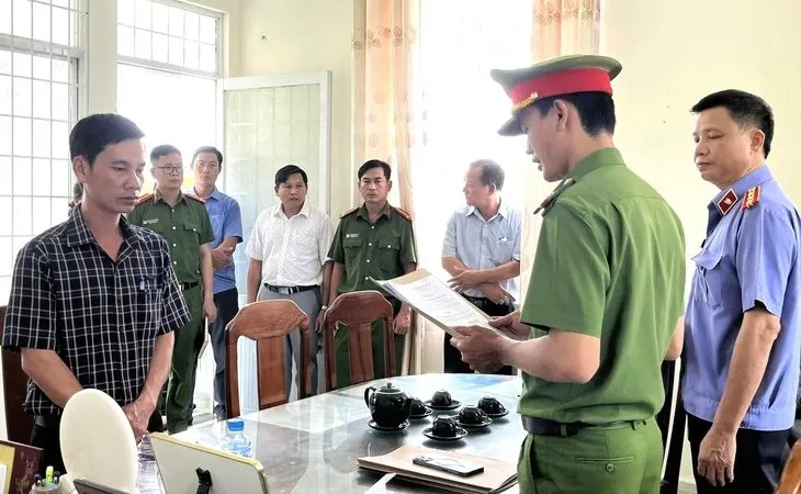 Bắt tạm giam chủ tịch UBND xã tham ô tài sản