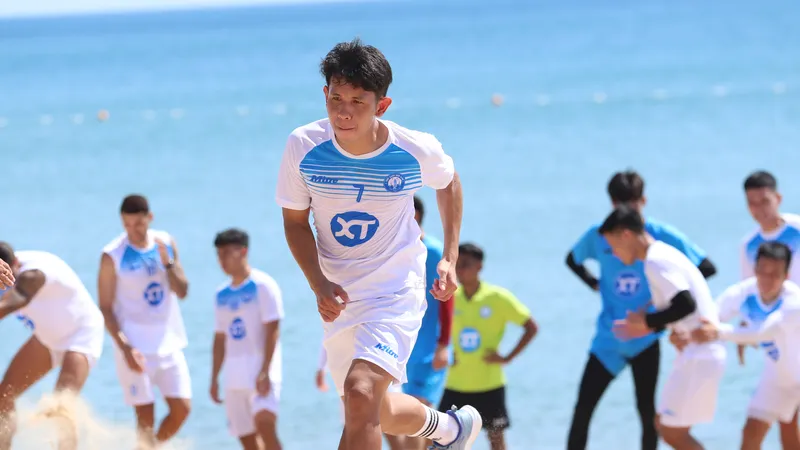 Đương kim vô địch V-League thích thú khám phá phố biển Tuy Hòa