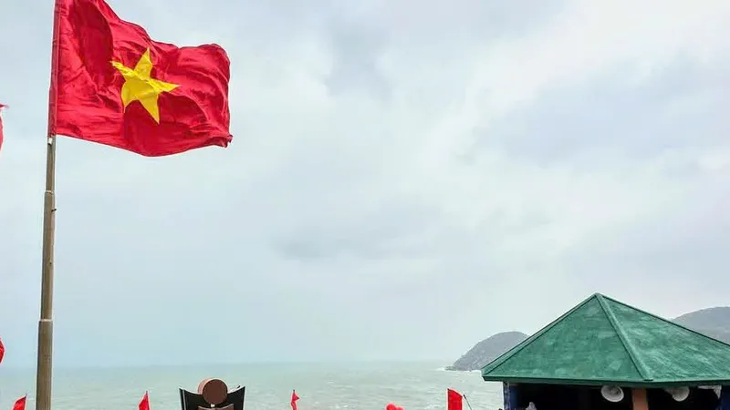 Thiêng liêng, ý nghĩa Lễ chào cờ tại nơi đón ánh bình minh đầu tiên trên đất liền