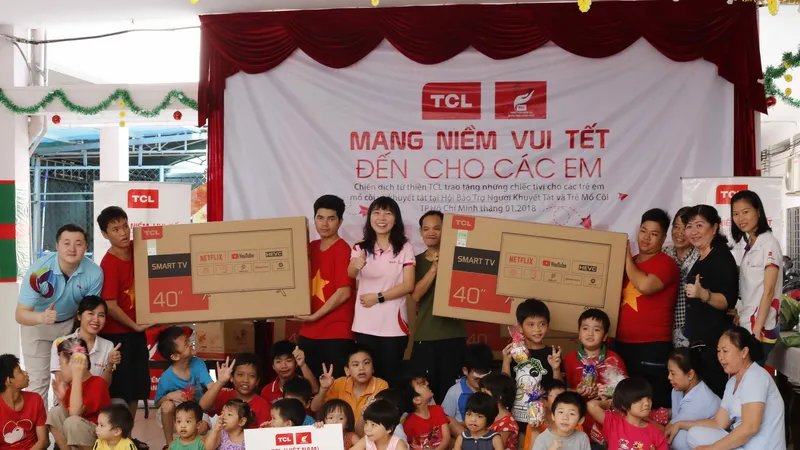 TCL mang tết đến sớm cho trẻ em mồ côi và khuyết tật TPHCM