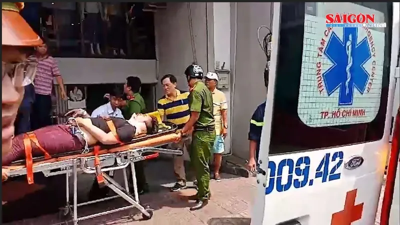 Giải cứu nam thanh niên bị thang máy kẹp cổ nguy kịch ở TPHCM