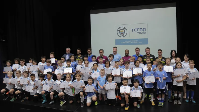 Thủ môn Shay Given trao bằng chứng nhận cho 64 học viên nhí