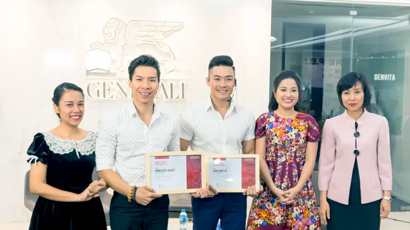 Đại diện Generali Việt Nam trao tặng gói giải pháp bảo hiểm nhân thọ Vita – Sống Tự tin cho Quốc Cơ – Quốc Nghiệp và gia đình