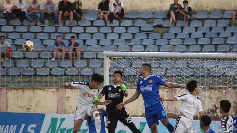 Quảng Nam - Hà Nội 0-1: Quang Hải làm người hùng, Hà Nội bất bại