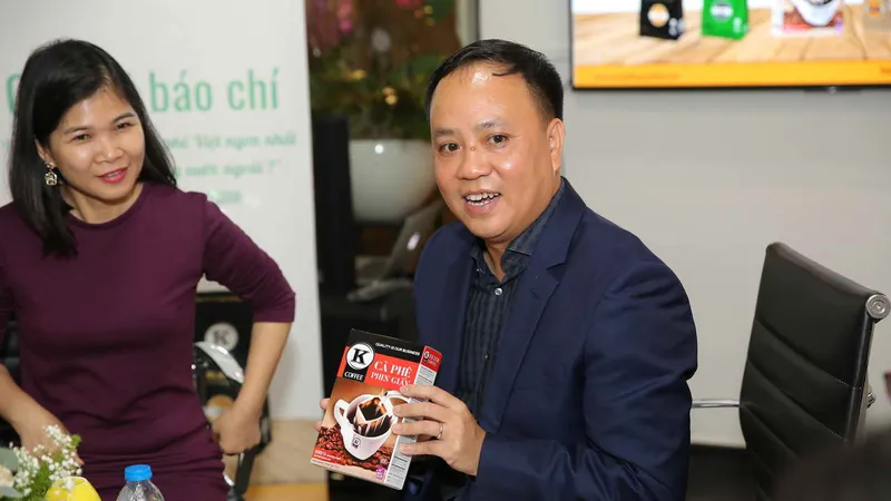 Ông Phan Minh Thông (phải), Chủ tịch HĐQT - Tổng Giám đốc Công ty Cổ phần Phúc Sinh