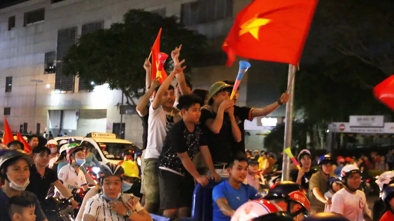 Người hâm mộ TPHCM xuống phố mừng chiến thắng 