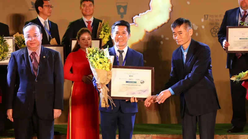Tổng Giám đốc Amway Việt Nam – ông Huỳnh Thiên Triều nhận giải thưởng Top 100 Doanh Nghiệp Phát Triển Bền Vững (Top 100 CSI) 2019 