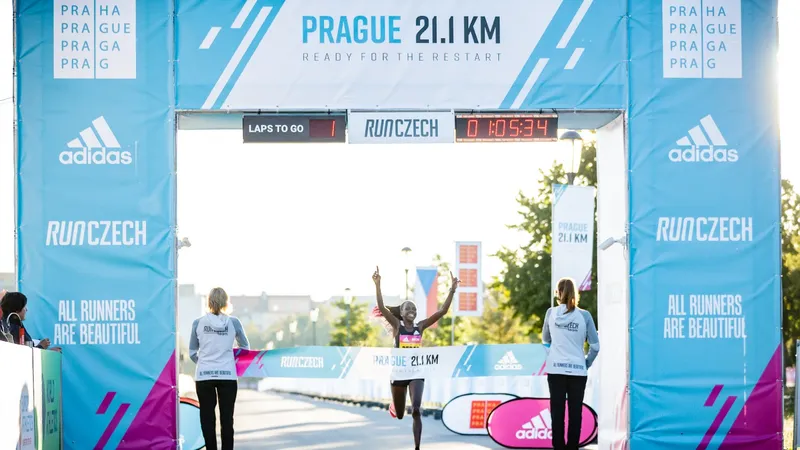 Peres Jepchirchir phá kỷ lục thế giới giải bán marathon toàn nữ RunCzech với siêu phẩm adizero adios Pro