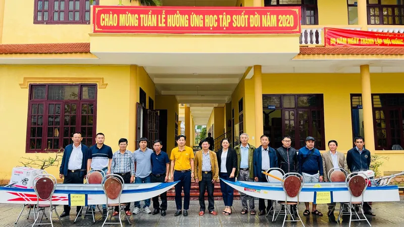 Đoàn hỗ trợ UBND xã Bắc Trạch thuyền máy để phục vụ công tác phòng, chống bão lũ, cùng 600 phần quà