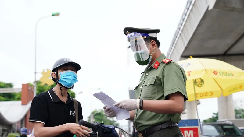 Hà Nội cấp hơn 20.000 giấy đi đường mẫu mới cho các sở, ban, ngành