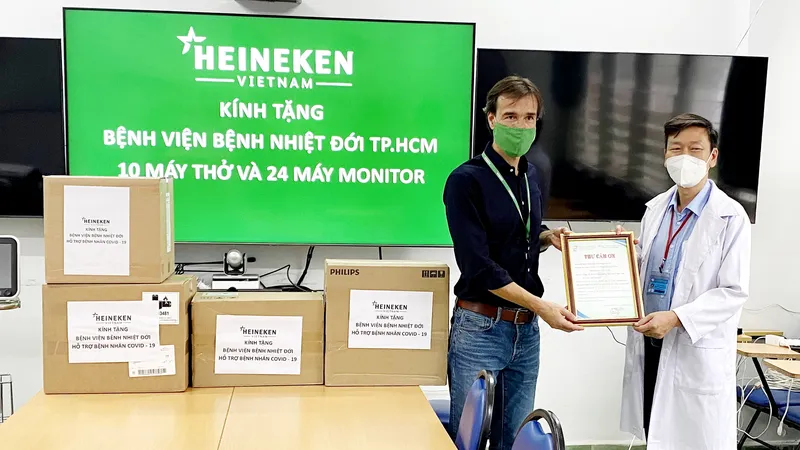 Heineken Việt Nam ủng hộ 10 máy thở và 24 máy monitor cho Bệnh viện Bệnh nhiệt đới TPHCM