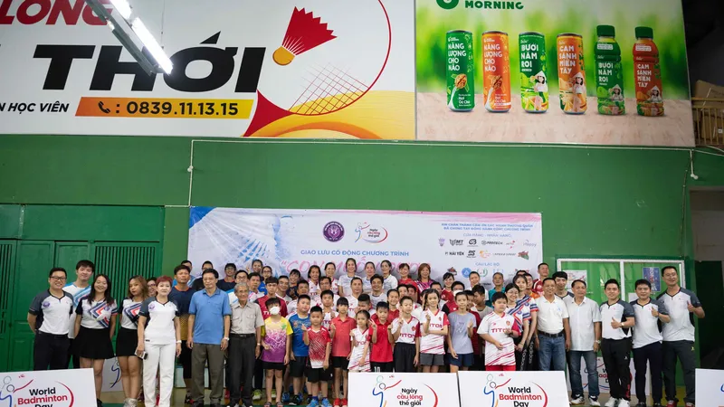 Đại biểu, khách mời, mạnh thường quân và các vận động viên tham gia Chương trình “Con muốn được chơi cầu lông” hưởng ứng Ngày Cầu lông Thế giới 2022