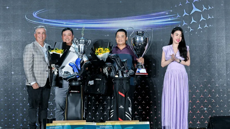Ông Bradley Kelly trao thưởng cho 2 nhà vô địch 