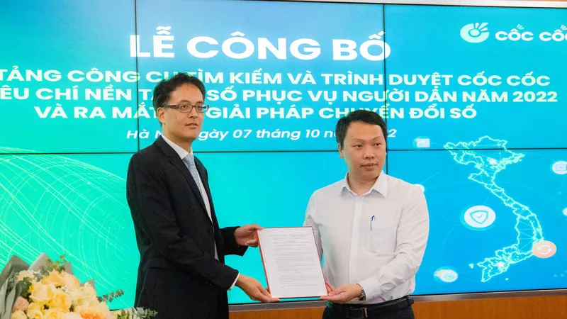 Thứ trưởng Nguyễn Huy Dũng (phải) trao chứng nhận cho đai diện Cốc Cốc.