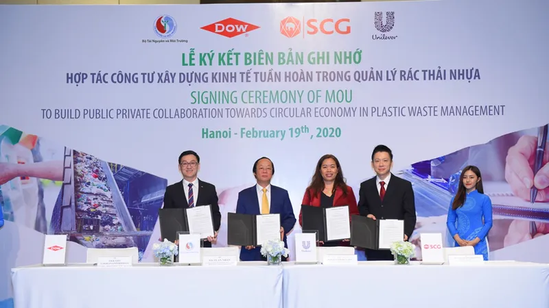 Lễ ký kết hợp tác công tư xây dựng kinh tế tuần hoàn trong quản lý rác thải nhựa giữa Bộ Tài nguyên và Môi trường, tập đoàn SCG, Dow Việt Nam và Unilever Việt Nam