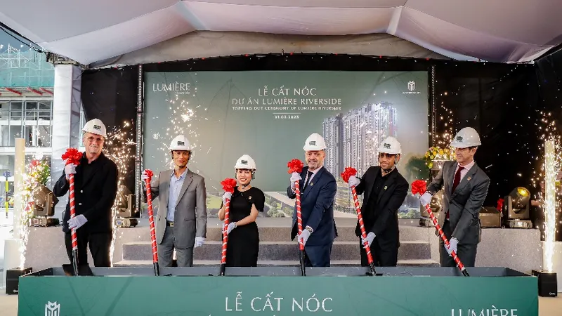 Thực hiện nghi lễ cất nóc cho LUMIÈRE Riverside vào sáng 1-3
