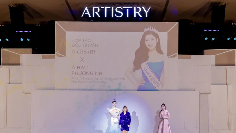Đại diện Thương hiệu Artistry tặng hoa Á hậu 2 Miss World Việt Nam 2022 Nguyễn Phương Nhi