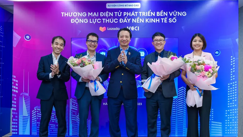 Đại diện Lazada Việt Nam và các chuyên gia tại lễ công bố báo cáo 