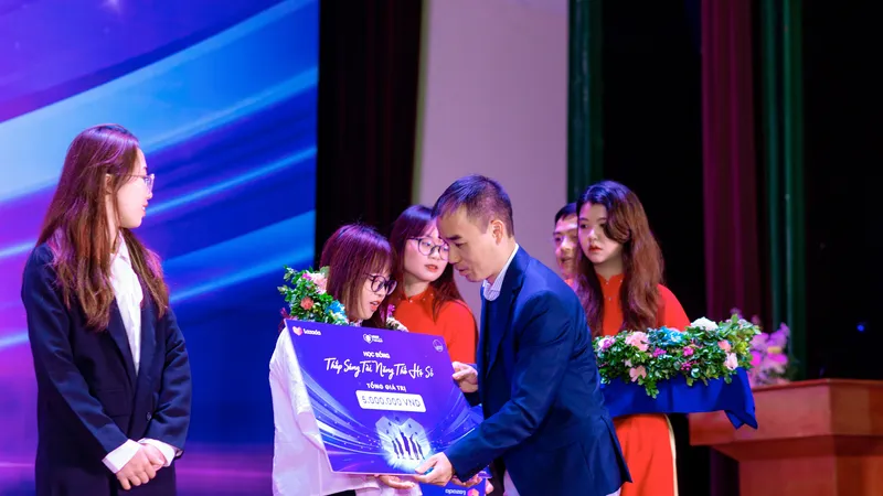 Lazada Việt Nam cùng cộng đồng nhà bán hàng trao học bổng cho sinh viên tài năng, vượt khó