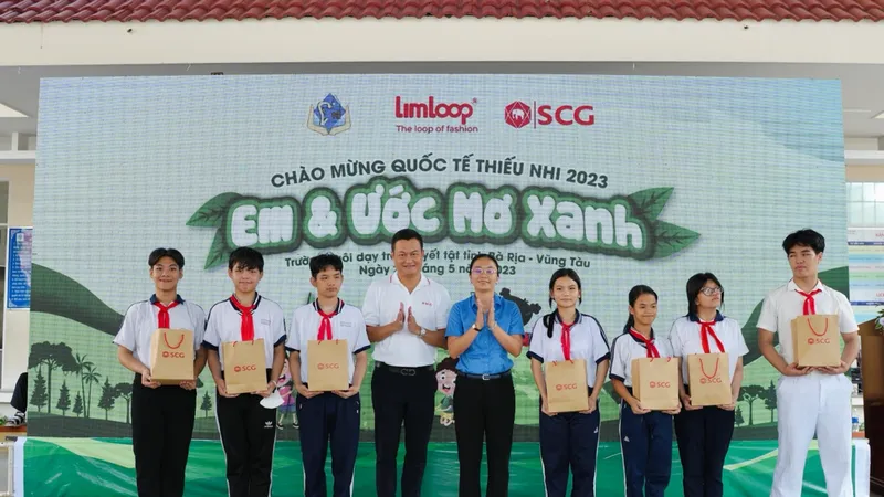 Ông Praween Wirotpan, Tổng Giám đốc Công ty TNHH SCG Việt Nam và bà Hồ Thị Ánh Tuyết, Bí thư Tỉnh đoàn Bà Rịa - Vũng Tàu, trao tặng những phần quà khích lệ các em