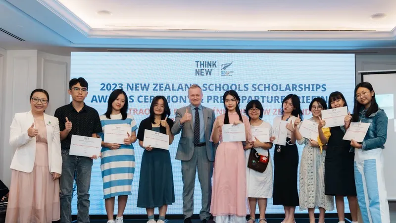 Ông Guy Lewis, Tham tán, Đại sứ quán New Zealand, trao chứng nhận học bổng cho các em