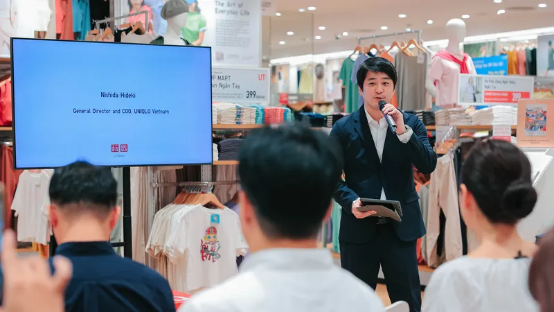 Ông Hideki Nishida, Tổng Giám đốc Uniqlo Việt Nam, chia sẻ thông tin với báo giới