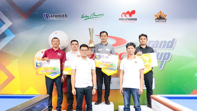 Đại diện Bilavi Group và Thế Giới Billiards trao giải nhất cho cơ thủ Tuấn Khanh