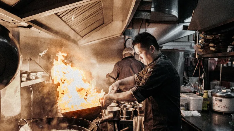Bếp trưởng Wayne từ nhà hàng KEK thể hiện phong cách ẩm thực Singapore.