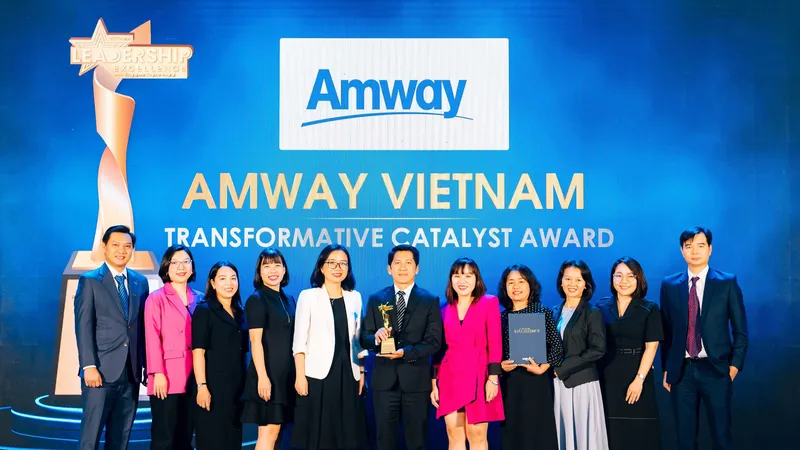 Ban giám đốc Amway Việt Nam được vinh danh Giải thưởng Đội ngũ Lãnh đạo Đột phá do Anphabe Việt Nam bình chọn