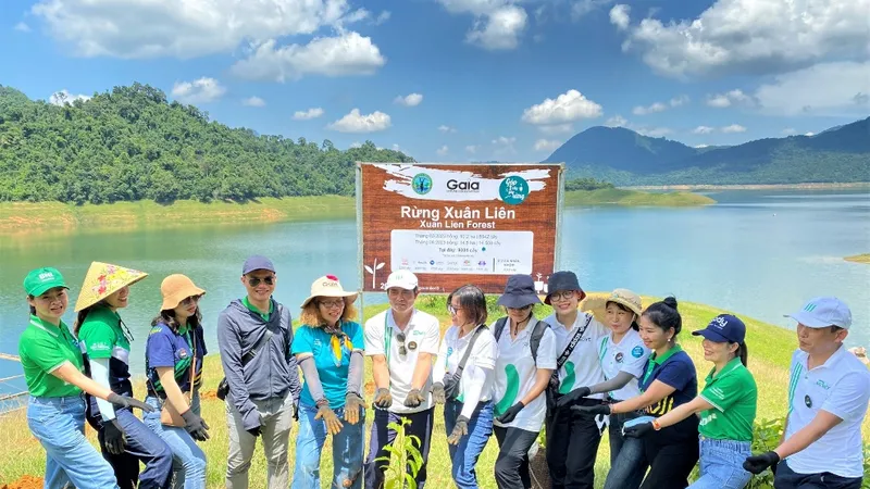 Đại diện Manulife Việt Nam cùng đại diện Trung tâm Bảo tồn Thiên nhiên Gaia đánh dấu hoàn thành việc góp trồng 4.000 cây xanh tại rừng Xuân Liên