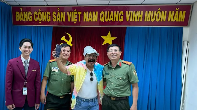 Ông Alsaif Muayyad Mohammed vui mừng khi nhận lại được điện thoại 