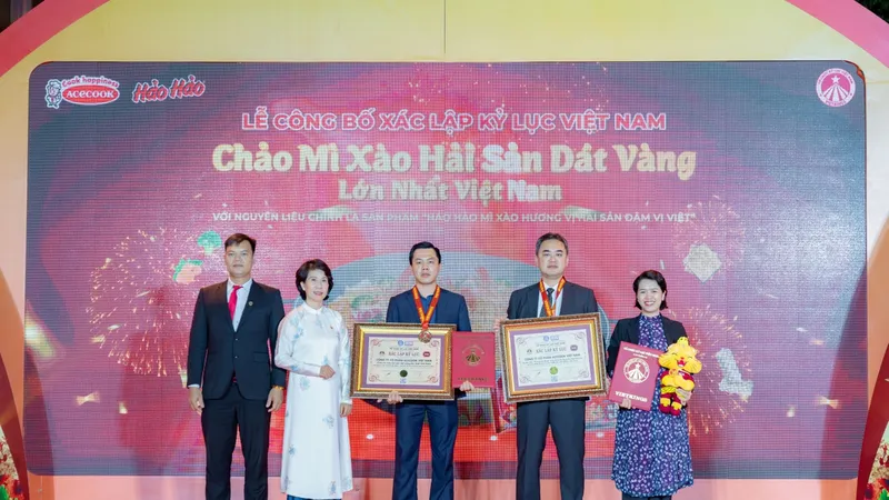 Ông Kajiwara Shinsuke và ông Phan Ngọc Dũng, Đại diện Acecook Việt Nam, đón nhận các bằng xác lập kỷ lục Việt Nam