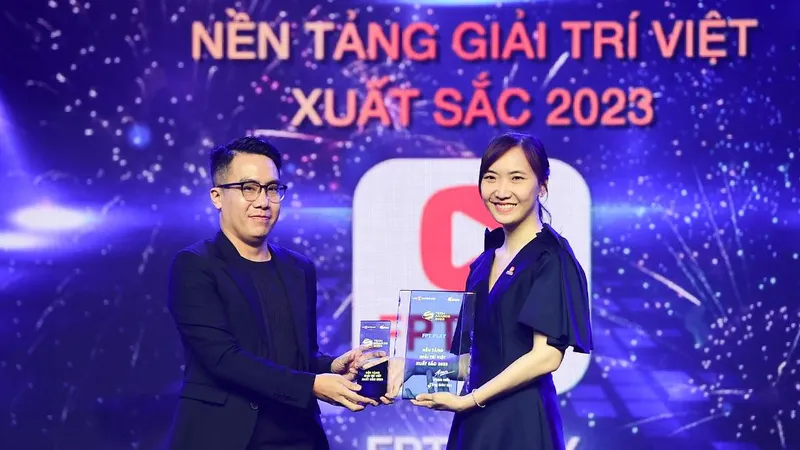 Bà Hoàng Nguyễn Thúy Quyên, đại diện FPT Play tại lễ trao giải