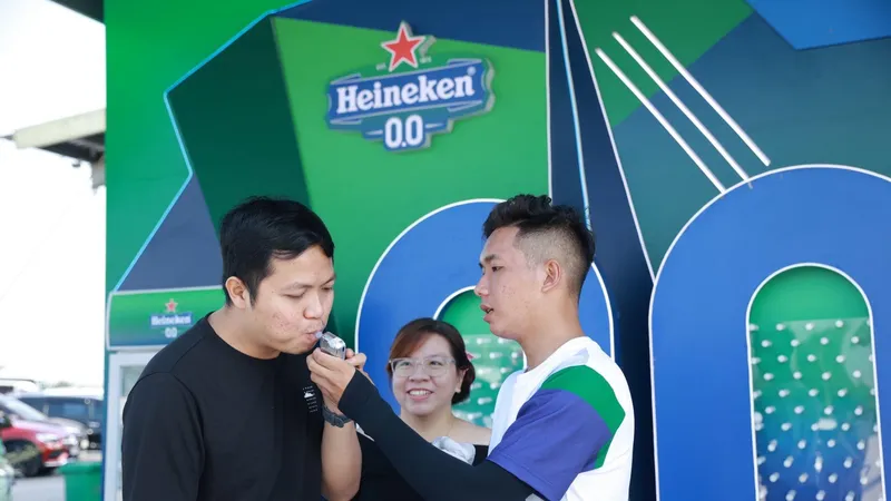 Hành khách đến trải nghiệm Heineken 0.0 và đo nồng độ cồn ngay tại chỗ