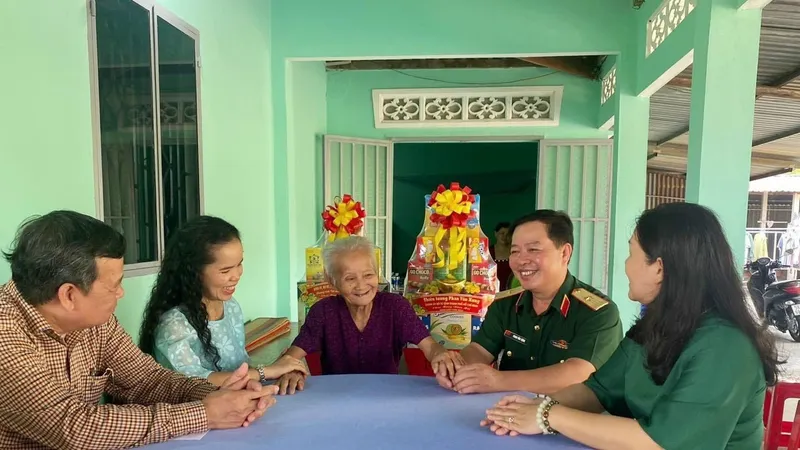 SCG cùng Bộ Tư lệnh TPHCM đến thăm hỏi, tặng quà các Bà mẹ Việt Nam Anh hùng