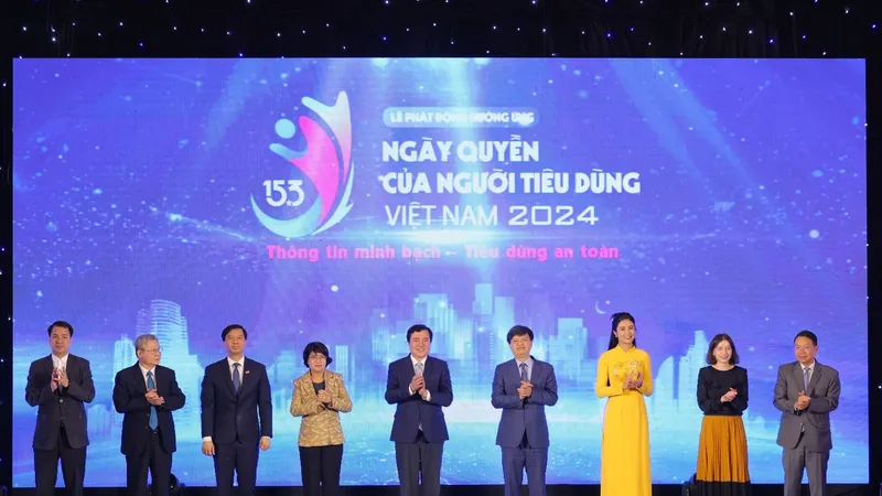 Các đại biểu nhấn nút khai mạc Lễ phát động hưởng ứng Ngày Quyền của người tiêu dùng Việt Nam