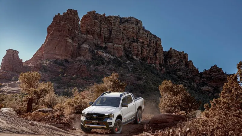 Ford Việt Nam ra mắt hai phiên bản sản phẩm mới Ranger Stormtrak và Everest Platinum