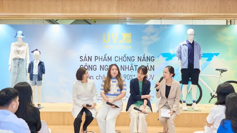 Từ trái qua: Bác sĩ CKII Vương Thế Bích Thanh, giảng viên Bộ môn Da liễu Đại học Y Dược TPHCM; chị Nguyễn Thị Bảo Thạch, Trưởng phòng Đào tạo nhóm Mỹ phẩm, nhãn hàng chống nắng ANESSA; chị Tống Kim Ngân, Giám đốc Marketing Việt Nam và MC Thái Minh Châu tại sự kiện tìm hiểu về sản phẩm chống nắng công nghệ Nhật Bản