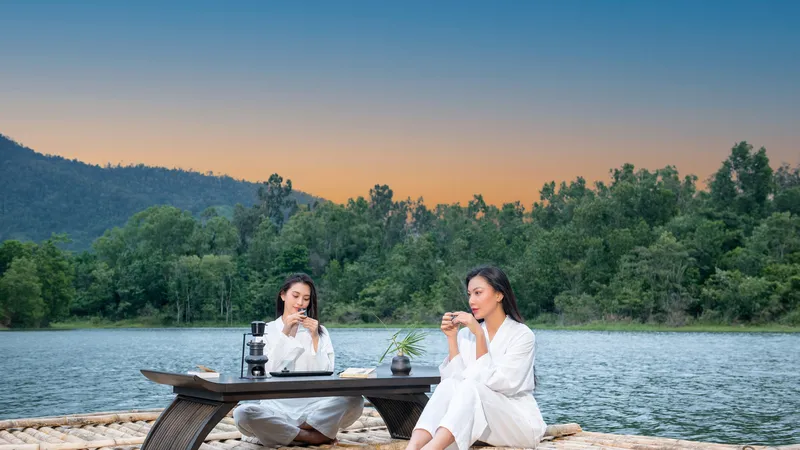 Hoa hậu Tiểu Vy và Á hậu Kim Duyên trải nghiệm Thiền cà phê 