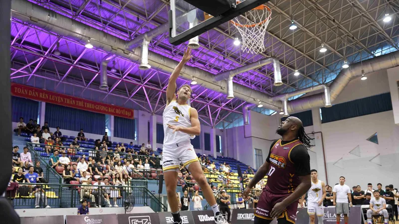 Ciriacks Jon (5) của đội Next Level Basketball.EXE ghi điểm