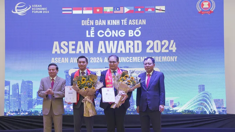 Đại diện Amway Việt Nam (thứ 2, bên trái) nhận giải tại lễ công bố ASEAN Award 2024