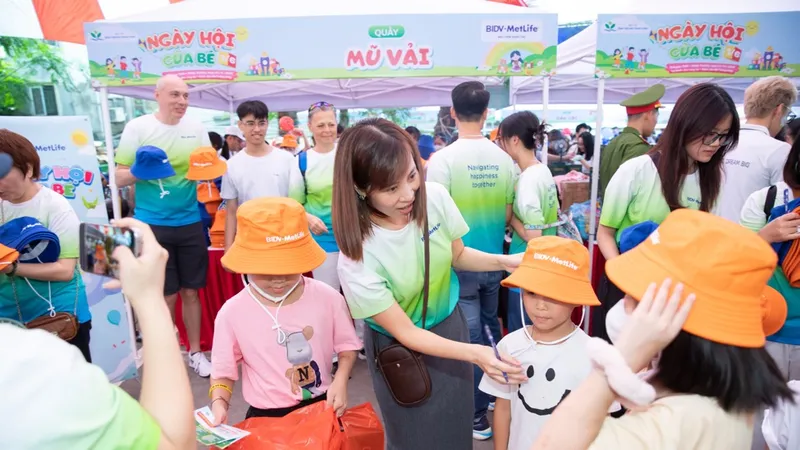 Tại sự kiện, BIDV MetLife đã tặng quà tới 2.300 bệnh nhi đang khám và điều trị tại bệnh viện. 