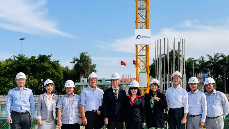 Ông Tetsuyuki Nakagawa, Tổng Giám đốc AEONMALL Việt Nam và bà Huỳnh Bích Ngọc, Phó Chủ tịch Thường trực kiêm Tổng Giám đốc Tập đoàn TTC, tham quan công trình dự án TTC Plaza Đà Nẵng
