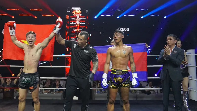 Quang Huy có chiến thắng trước Kham Konkla (Campuchia) ở hạng cân 60kg