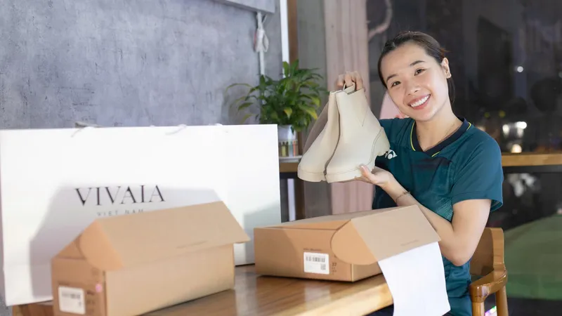 Thùy Linh mê Vivaia là tôn dáng, độ dẻo cao, nhẹ, dễ dàng gập lại khi đi du lịch và dễ dùng khi trời mưa