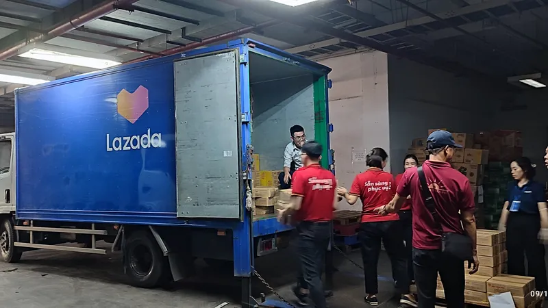 Lazada Việt Nam quyên góp tiền mặt, nhu yếu phẩm 1,2 tỷ đồng gửi Ủy ban MTTQ Việt Nam nhằm ủng hộ đồng bào chịu ảnh hưởng của bão lũ