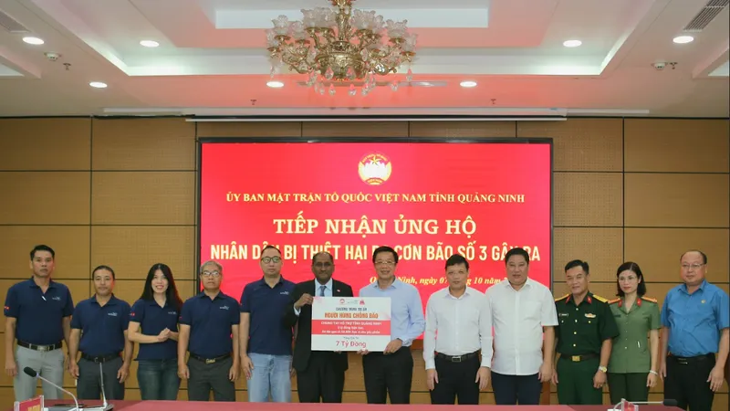 Đại sứ đặc mệnh toàn quyền Singapore tại Việt Nam và Tập đoàn Wilmar CLV trao tặng 7 tỷ đồng gồm tiền mặt và nhu yếu phẩm cho Ủy ban MTTQ tỉnh Quảng Ninh khắc phục hậu quả bão số 3