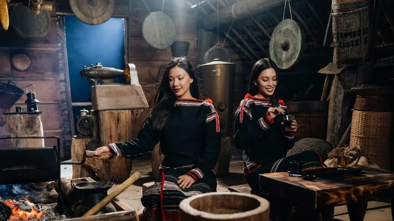 Hoa hậu Tiểu Vy và Á hậu Kim Duyên trải nghiệm văn hóa cà phê bản địa Tây Nguyên tại thủ phủ cà phê Buôn Ma Thuột, nơi cung ứng “một lượng lớn cà phê Robusta cho thế giới” (theo Bloomberg).