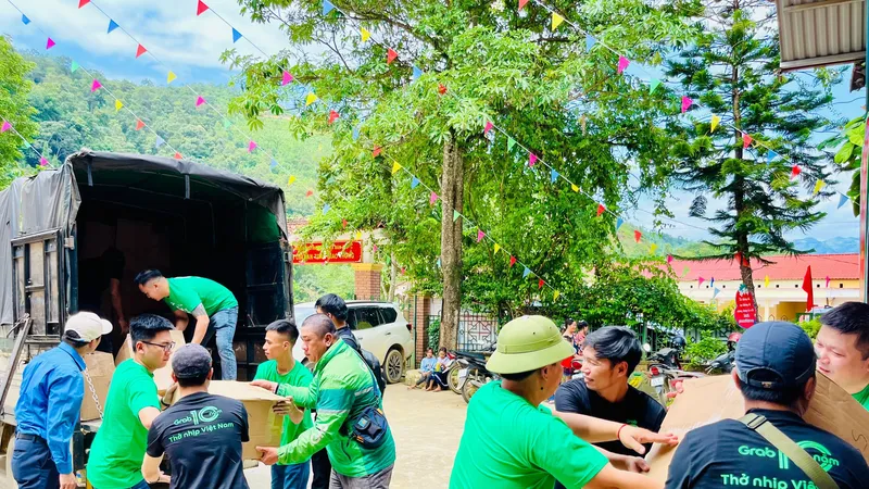 Nhân viên và các đối tác tài xế Grab hỗ trợ vận chuyển quà đến học sinh vùng bão lũ