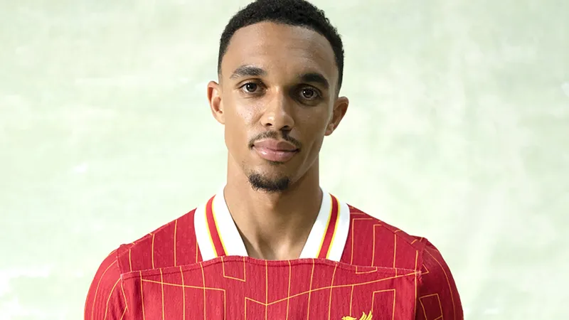 Standard Chartered và Liverpool FC bán đấu giá áo đấu có chữ ký cầu thủ để hỗ trợ trẻ em khó khăn